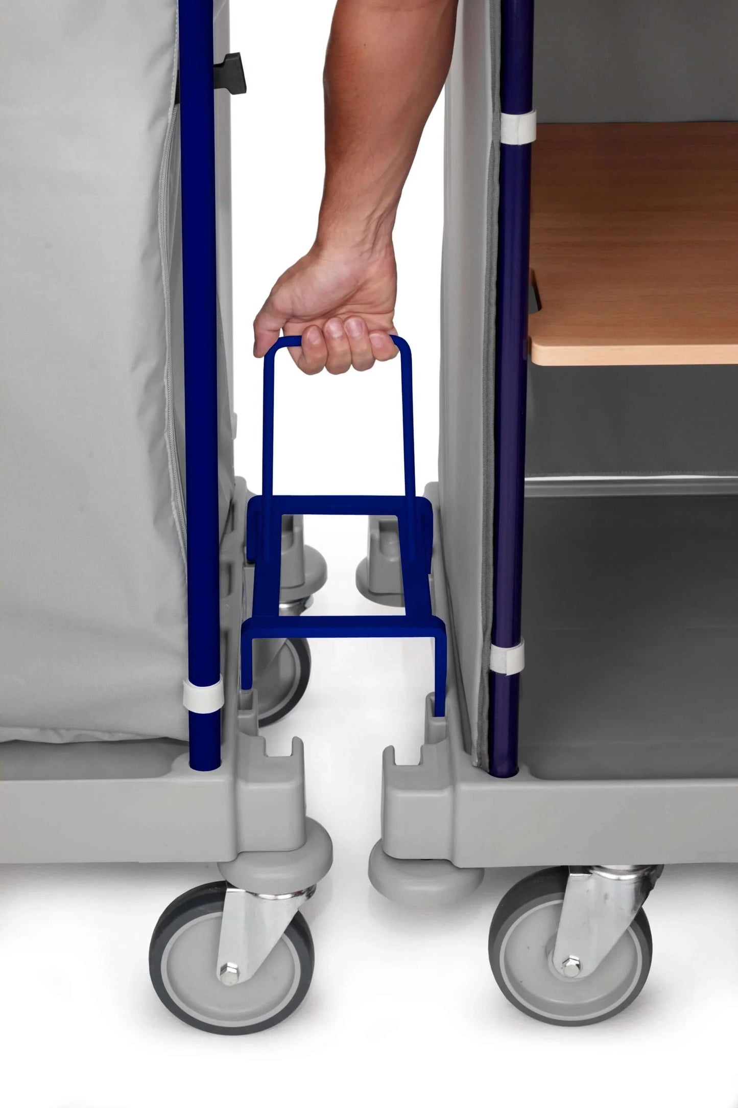 Carrinho Lavandaria Housekeeping TTS com alça ergonómica para transporte eficiente de roupa suja.