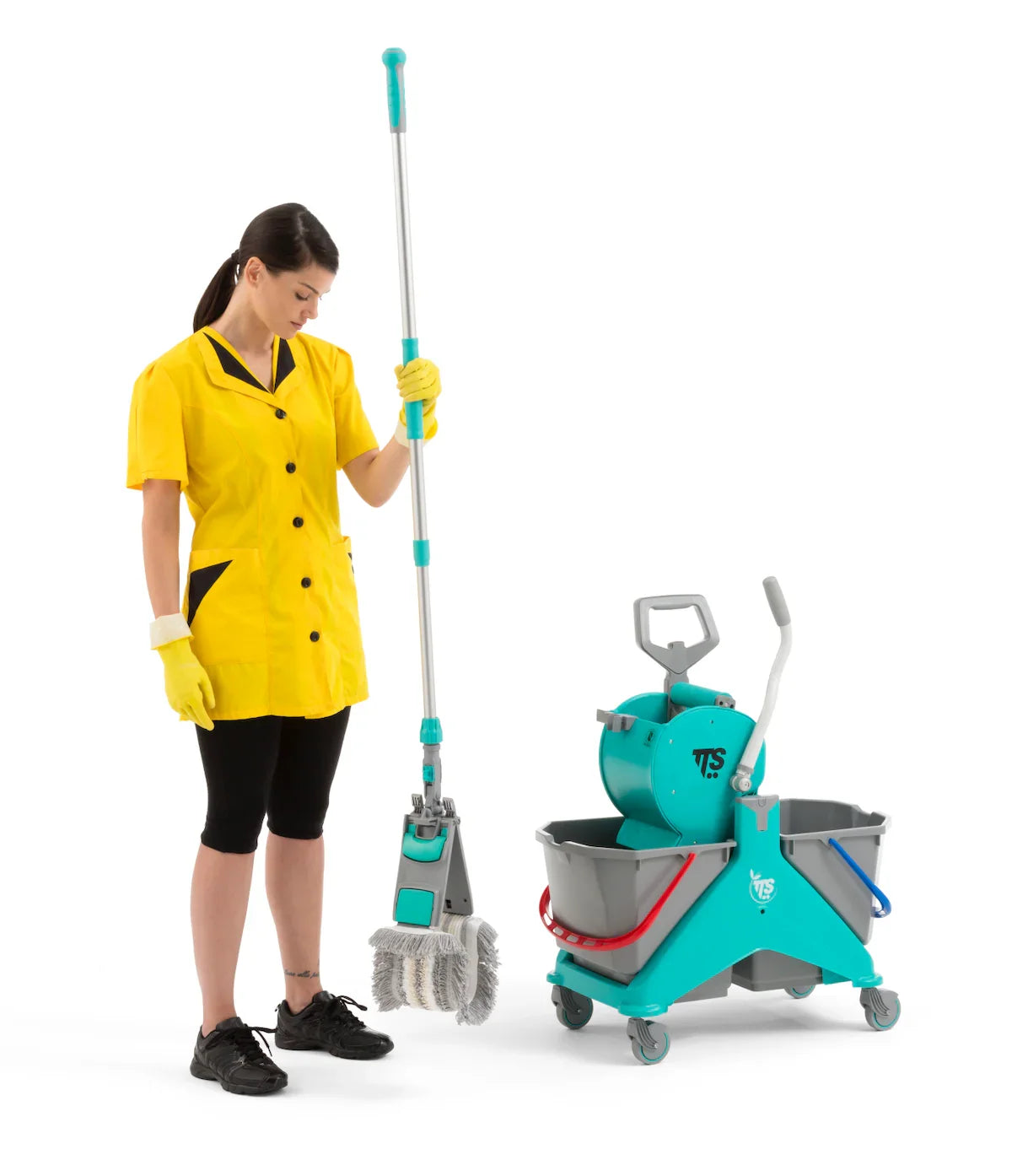 Funcionária usando Mopa de Microfibra Multiusos com Tripla Ação 40cm TTS ao lado de carrinho de limpeza TTS.