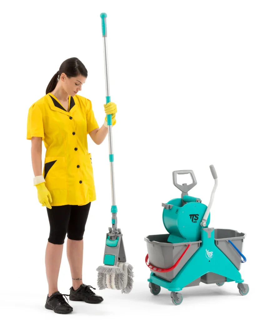 Empregada de limpeza profissional usando o Suporte para Mopas Microfibra 40cm TTS UNI SYSTEM com carrinho de limpeza.