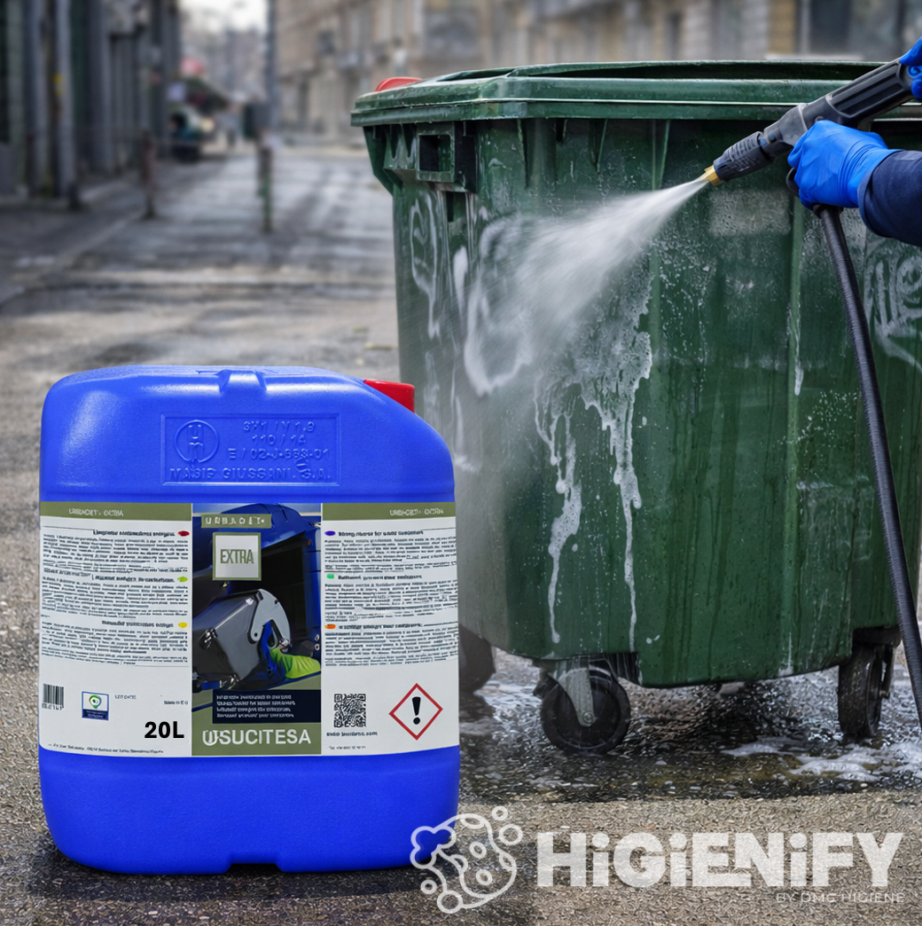garrafão de Detergente para Lavagem de Contentores do Lixo Industrial da marca URBADET EXTRA em uso em pavimento urbano