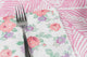 Guardanapos de Mesa Deco Floral Premium AIRSOFT 40x40cm com garfo sobre mesa decorativa.