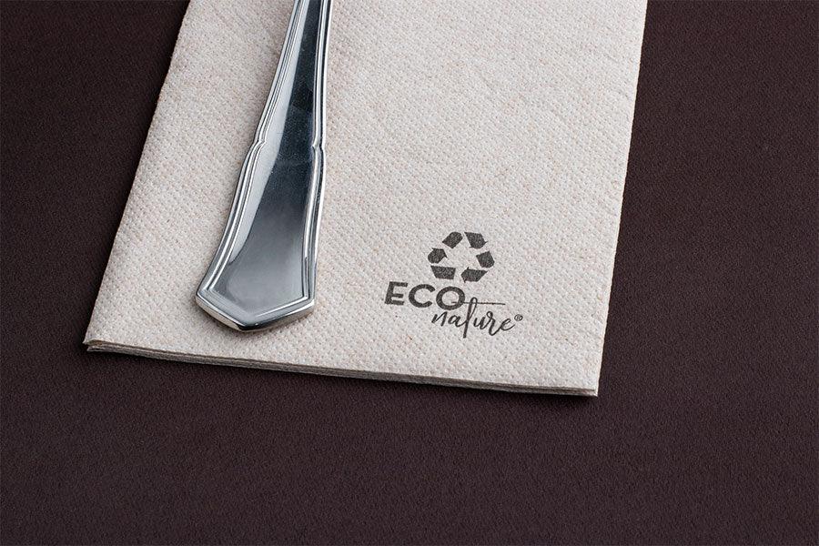 Guardanapos de Mesa Eco Nature Dobrados 1-8 PPP 40x40cm com talher ao lado.